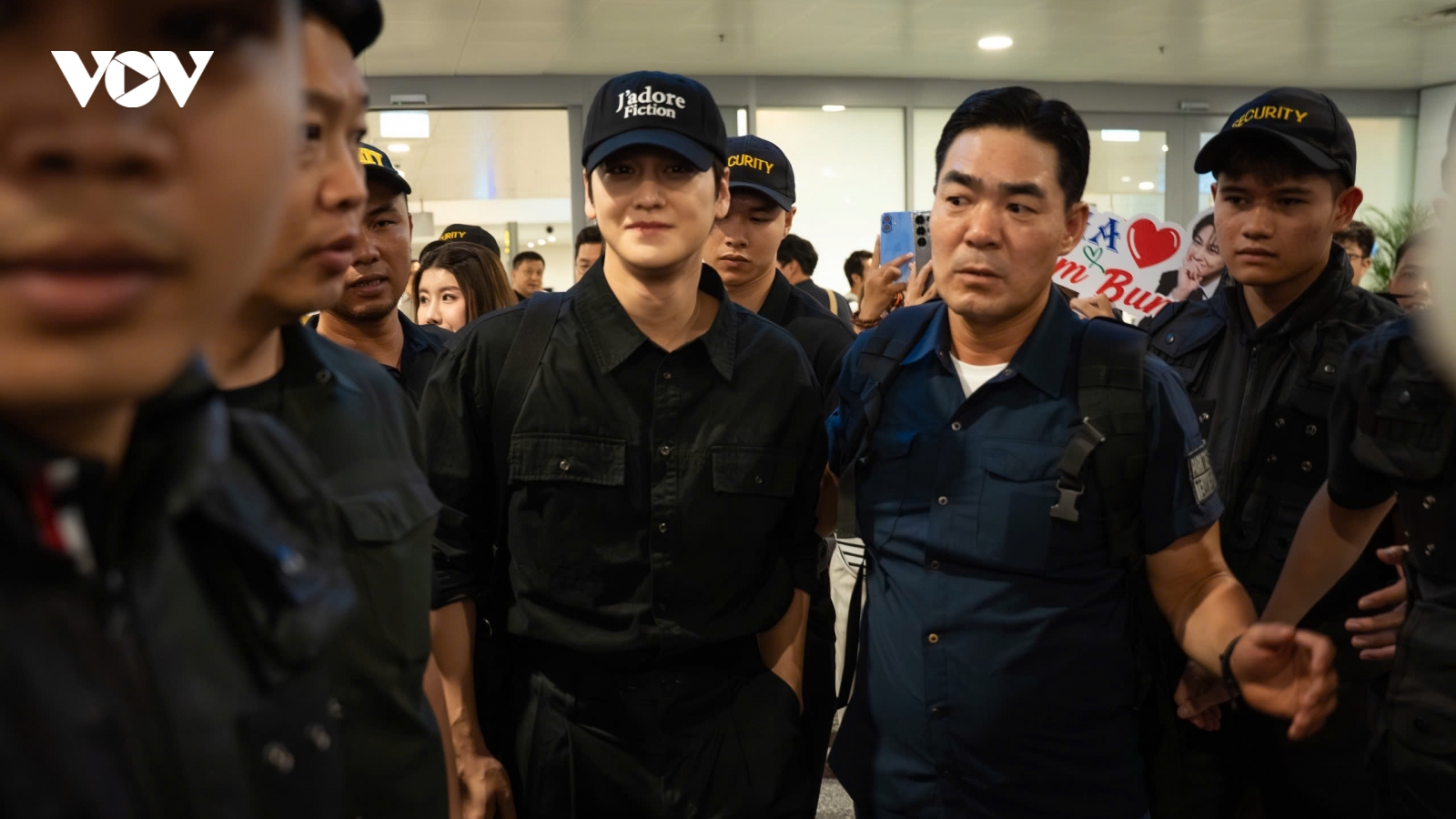 Kim Bum xuất hiện ở Hà Nội, nhan sắc tuổi 37 gây sốt tại sân bay Nội Bài