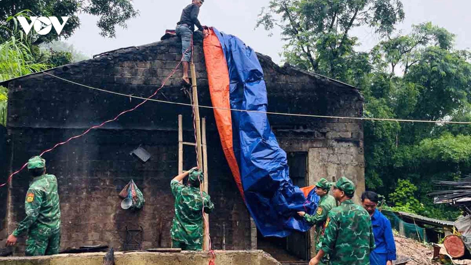 Biên phòng Lai Châu hỗ trợ người dân khắc phục hậu quả mưa giông, sạt lở