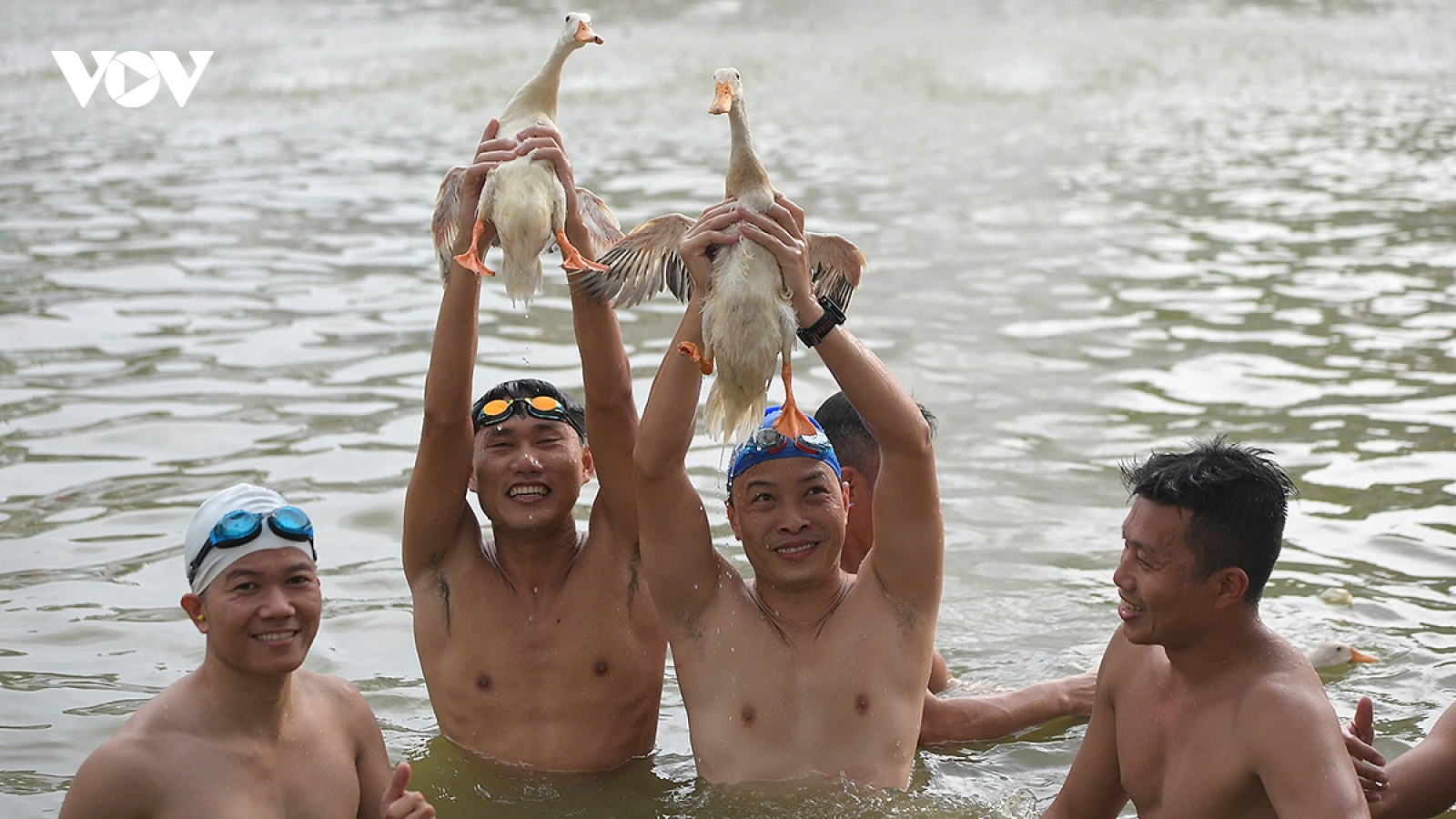 Cười ngả nghiêng xem trai làng thi bắt vịt tại Lễ hội truyền thống Đình Chèm