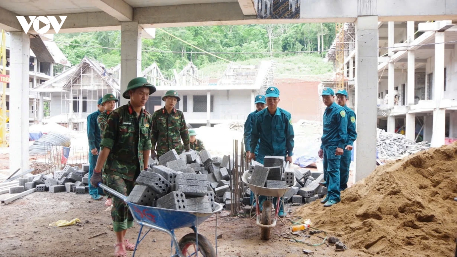 300 cán bộ, chiến sĩ tăng cường hỗ trợ xây trường học vùng biên giới Quảng Trị