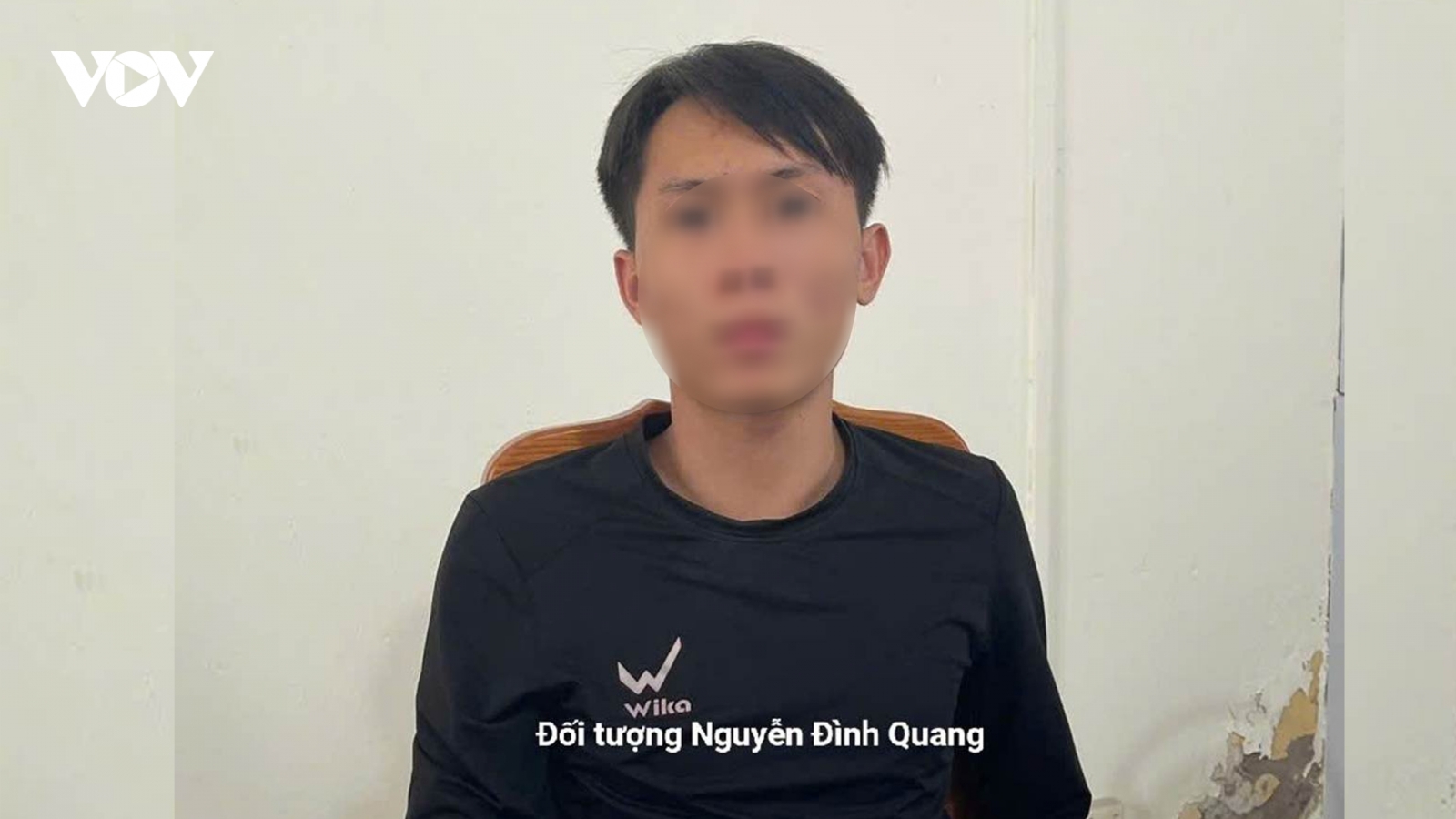 Kiểm tra điện thoại giúp đồng nghiệp, lén chuyển tiền về tài khoản của mình