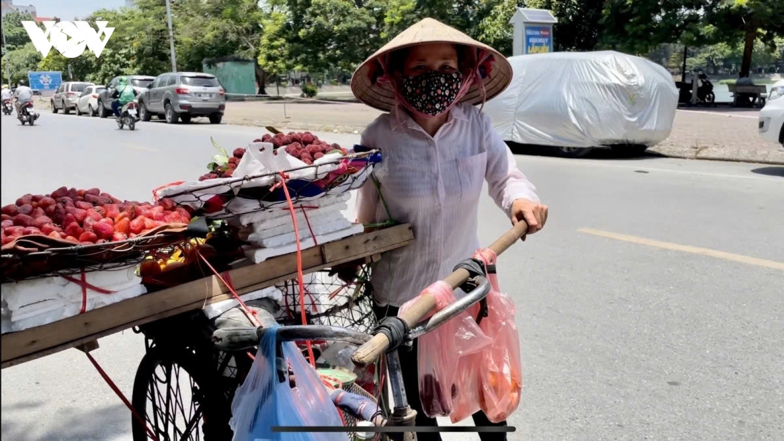 Những bàn chân cháy nắng lặng lẽ mưu sinh trên phố ở Hà Nội