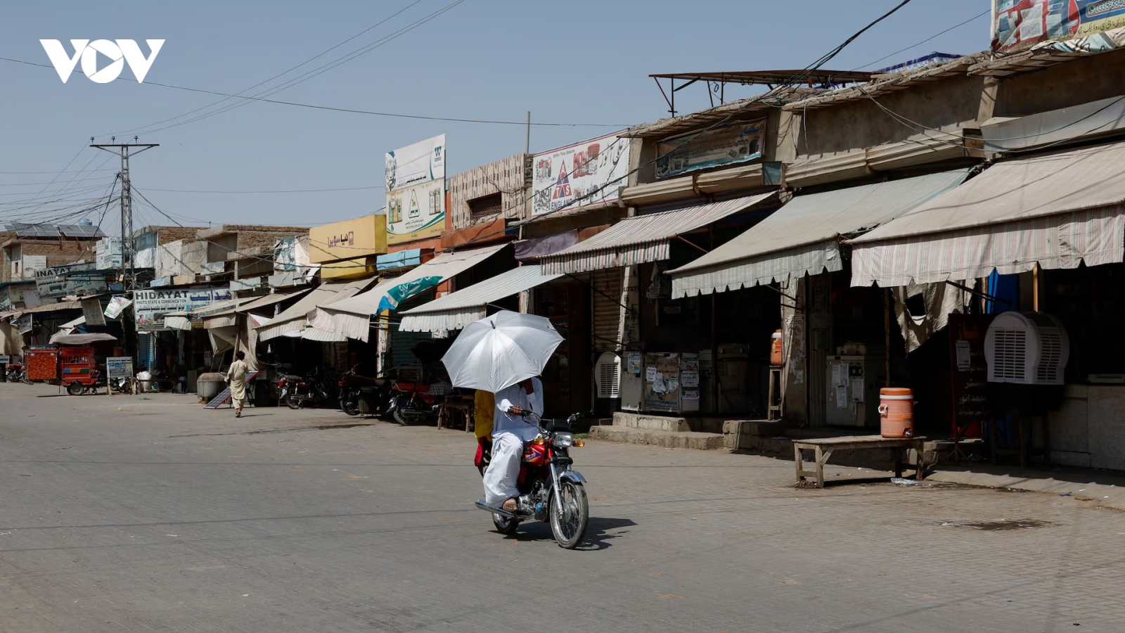 Người dân Pakistan vật lộn với nắng nóng 48 độ C và khủng hoảng nước sạch