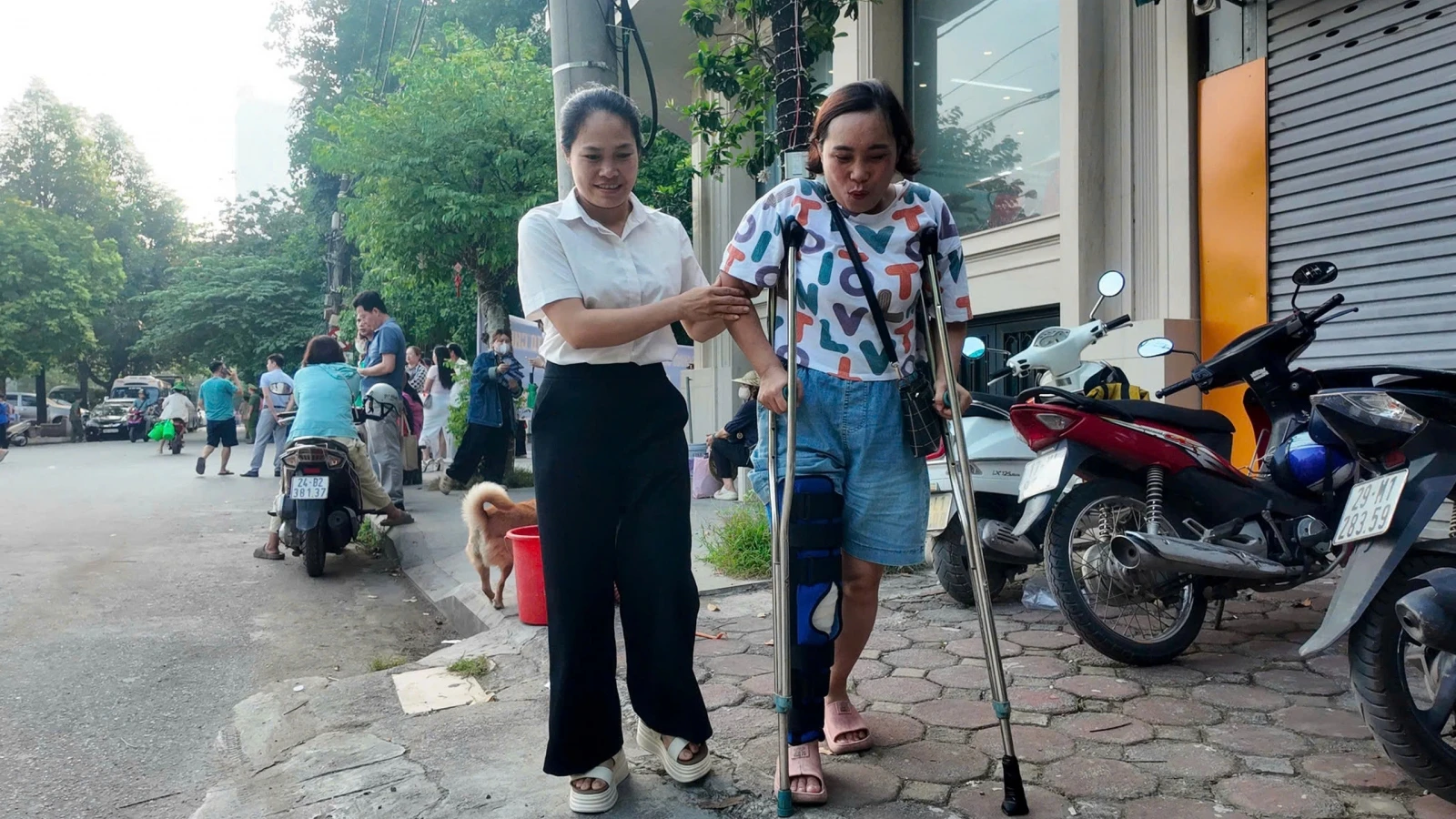 Mẹ chống nạng đến điểm thi động viên con trong kỳ thi "chọi khủng" vào chuyên Sở