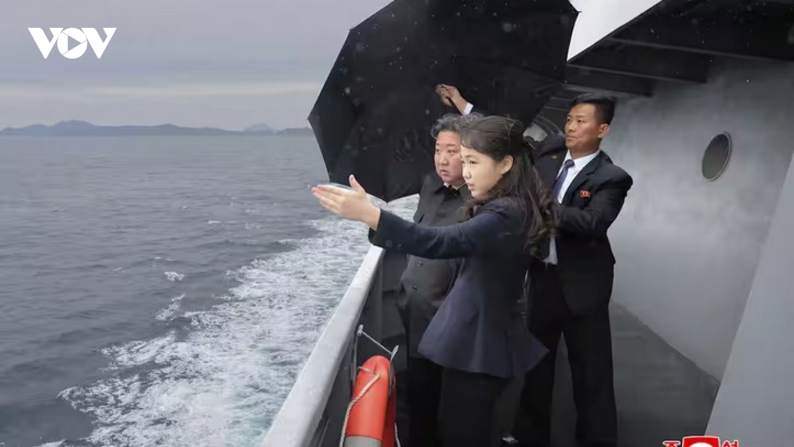 Nhà lãnh đạo Triều Tiên Kim Jong Un và con gái thị sát tàu khu trục