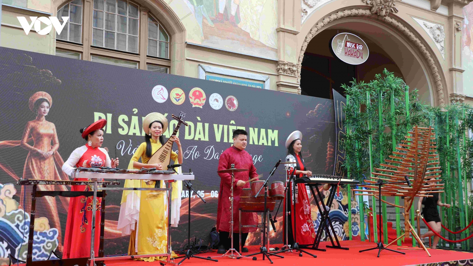 Rực rỡ không gian văn hóa Việt Nam tại kinh đô điện ảnh Karlovy Vary
