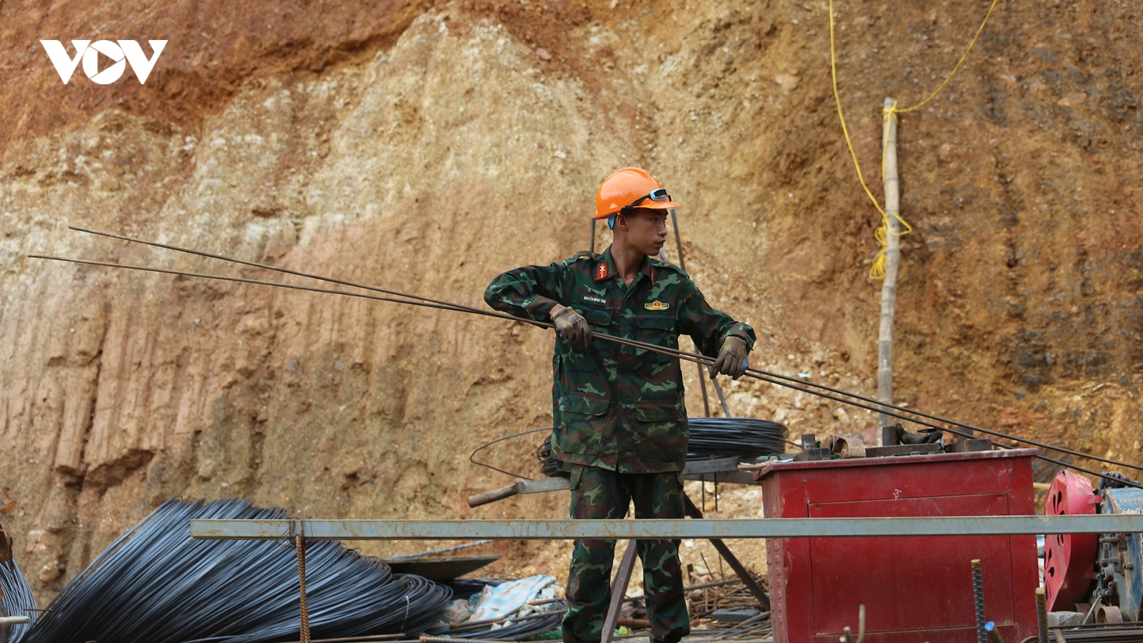 Từ thao trường đến công trường xây dựng trường học