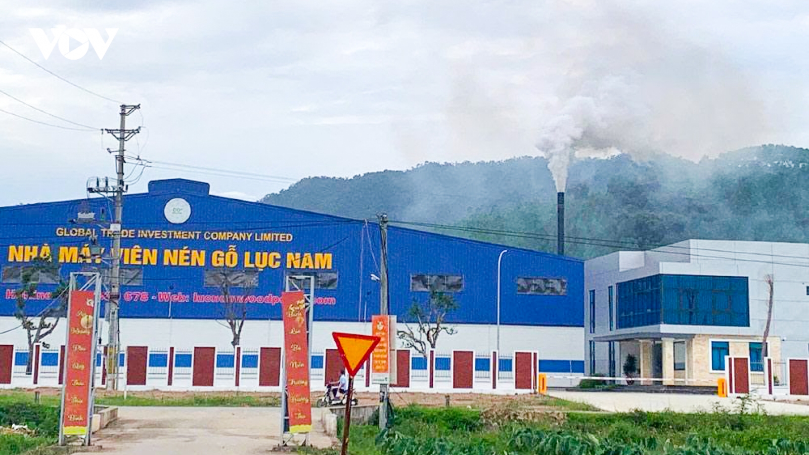 Nhà máy sản xuất viên nén gỗ ở Bắc Ninh xả thải gây ô nhiễm, người dân bức xúc