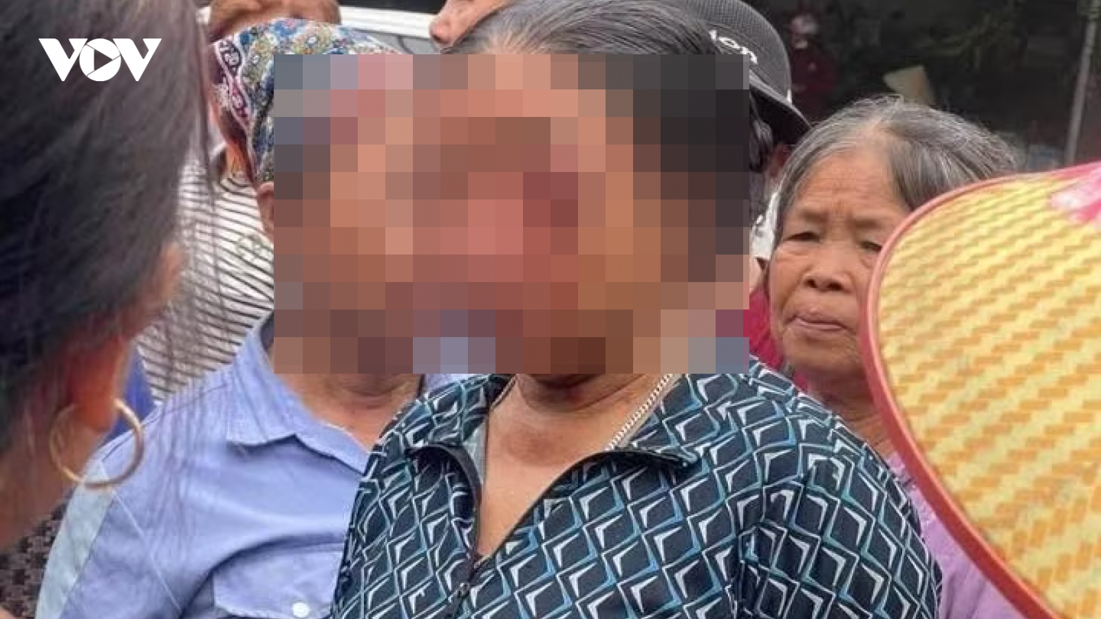 Vụ tiểu thương bị xịt nước chảy máu mắt ở Phú Thọ: Nạn nhân vẫn đau nhức, hoảng loạn