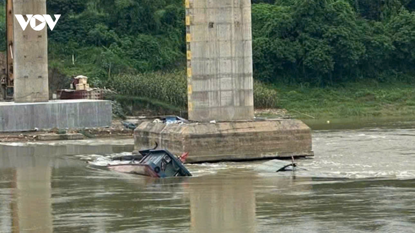 Đề nghị tạm dừng cầu phao để trục vớt 2 tàu chìm mắc tại cầu Sông Lô