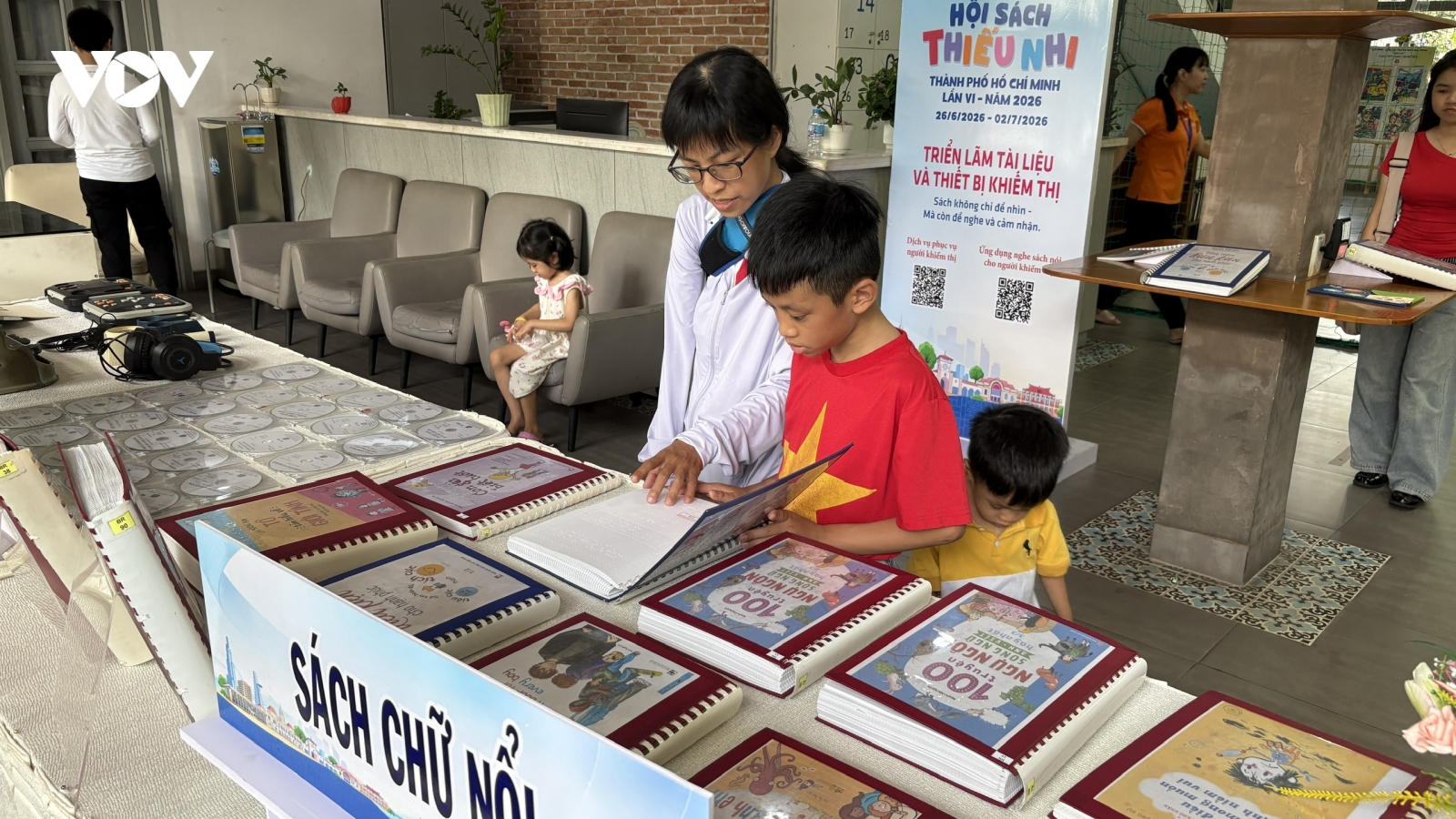 Lần đầu Hội sách thiếu nhi TP.HCM có không gian đọc sách dành cho người khiếm thị