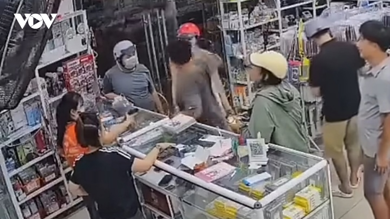 Danh tính người đàn ông xô ngã bé gái, đấm vào mặt người mẹ xôn xao MXH