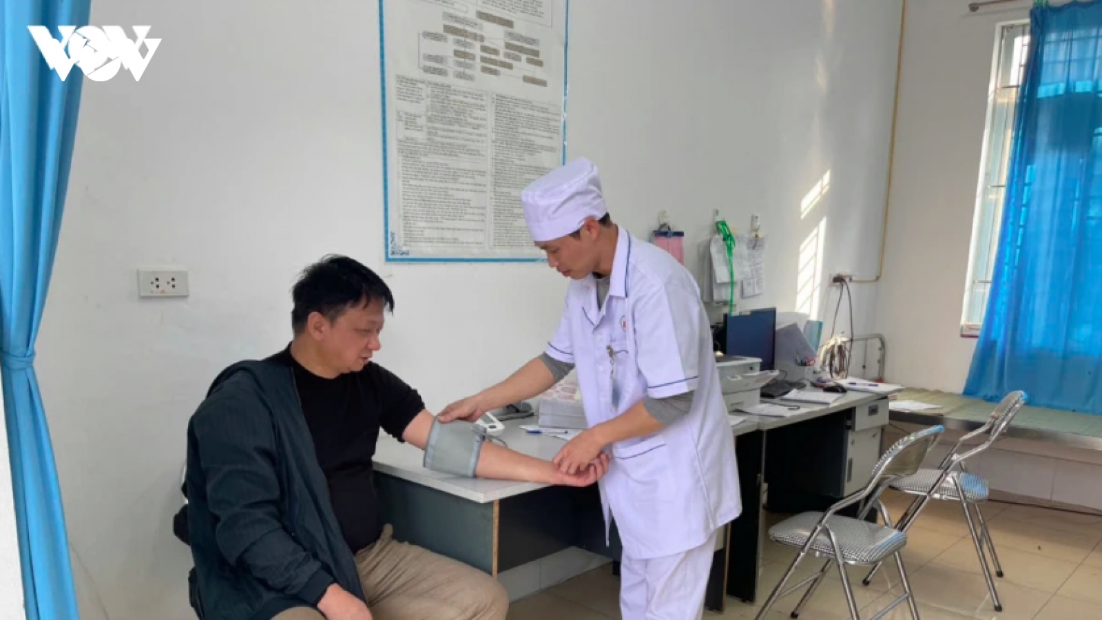 Trạm y tế cấp xã có tối thiểu 2 người/phiên trực, trong đó có 1 bác sĩ/y sĩ