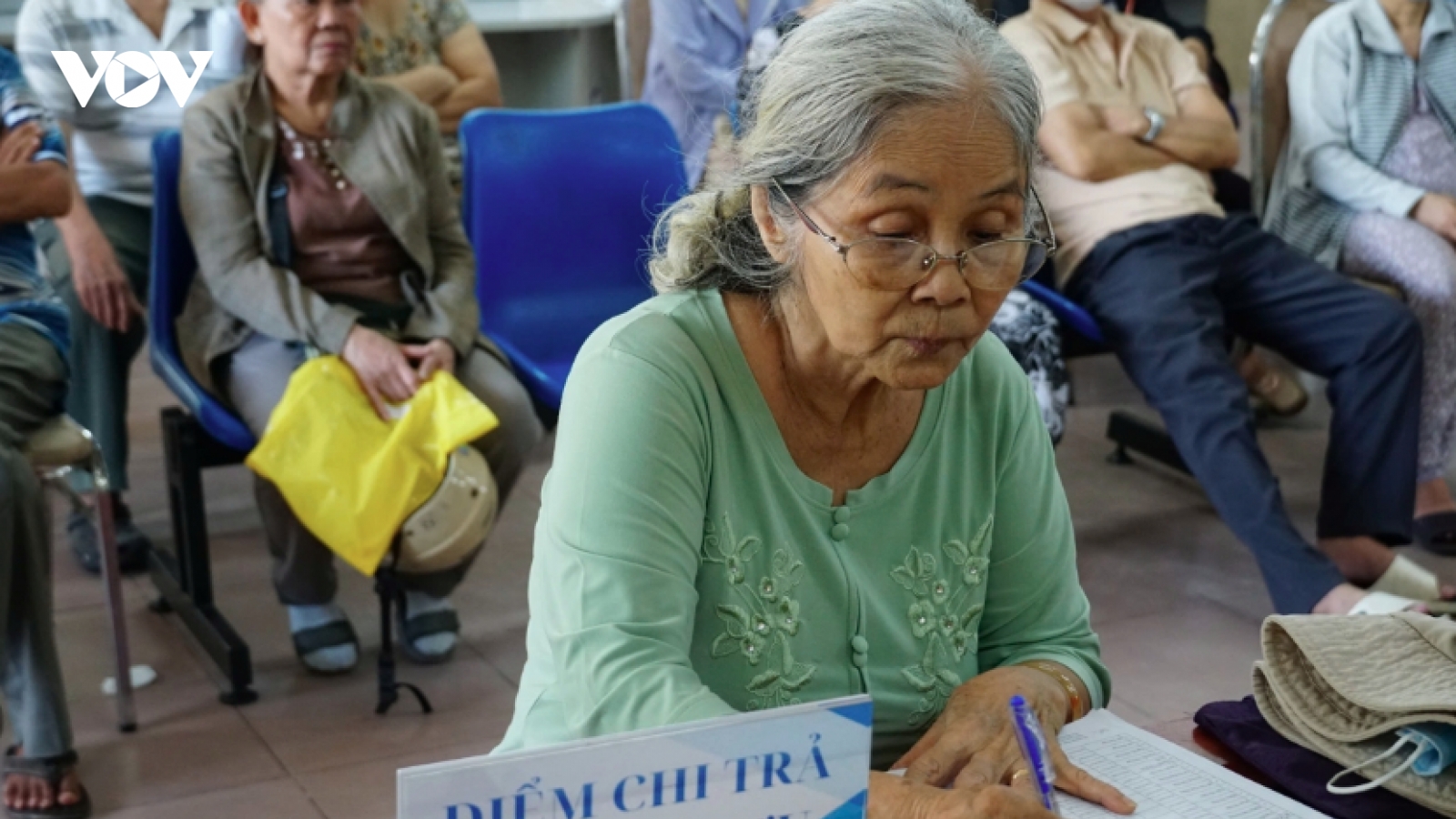 Bộ Nội vụ đề xuất người đủ 70 tuổi được hưởng trợ cấp hưu trí xã hội