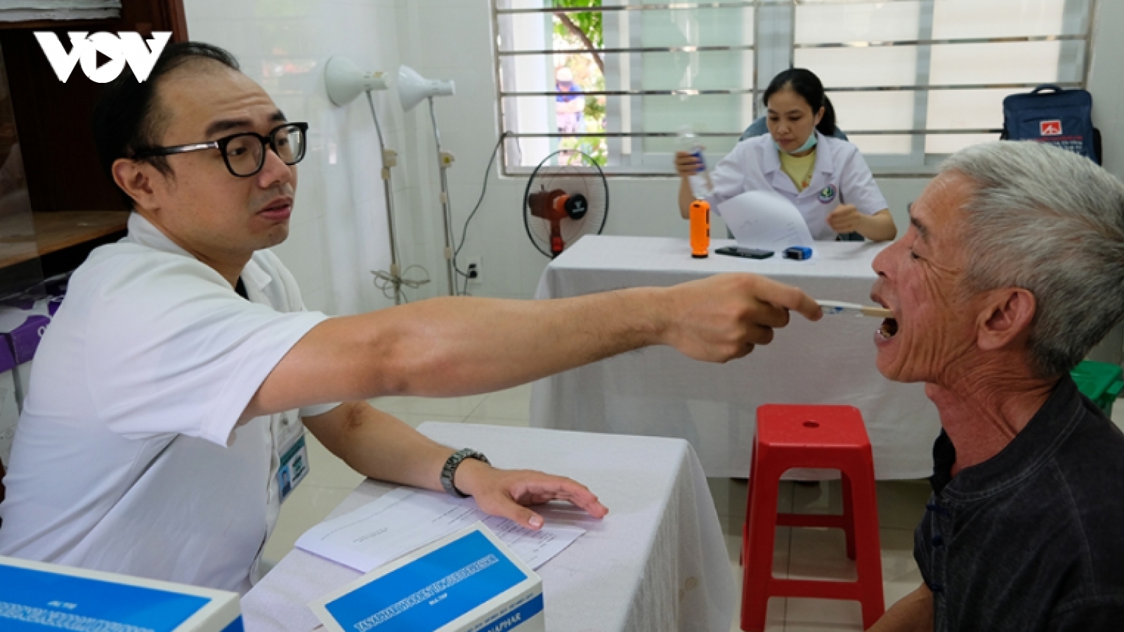 Người cao tuổi được khám sức khỏe định kỳ miễn phí ít nhất mỗi năm 1 lần