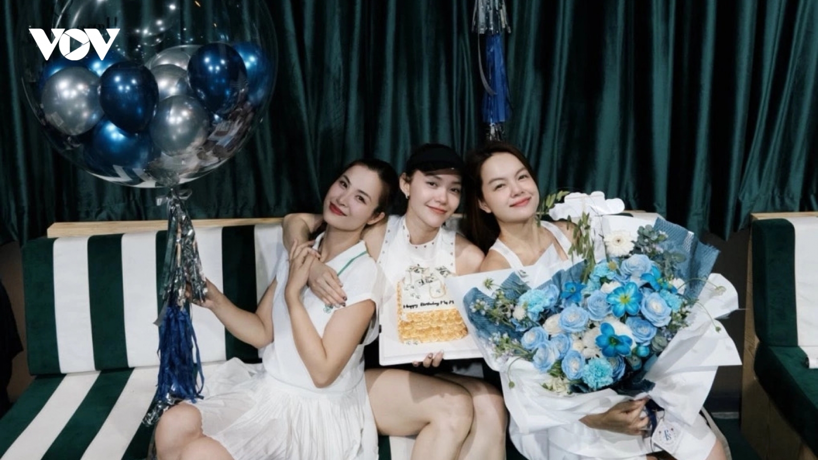 Sao Việt 17-6: Minh Hằng bật khóc khi được chồng và bạn bè mừng sinh nhật sớm