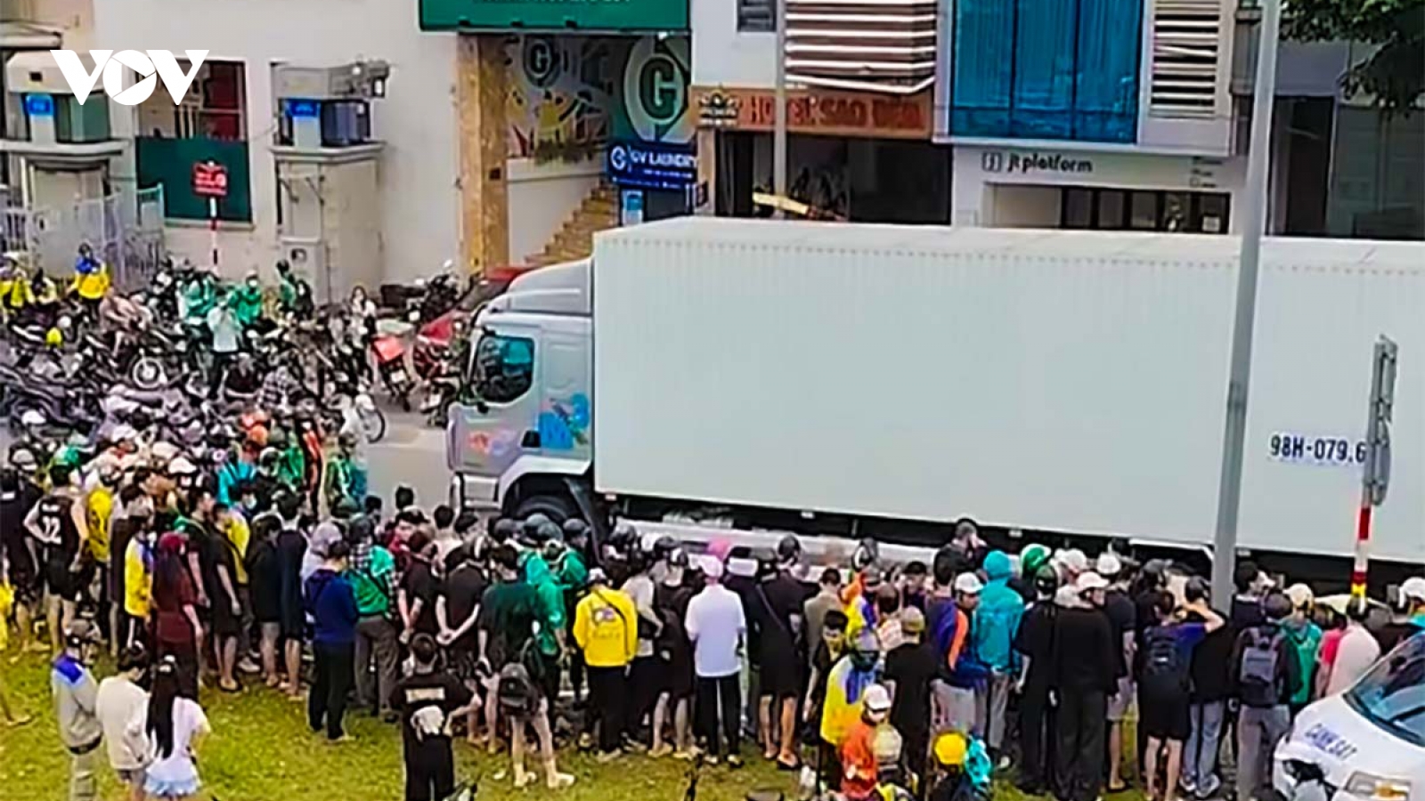 Một người tử vong sau khi bị xe tải cuốn vào gầm ở khu vực cầu Mai Dịch, Hà Nội