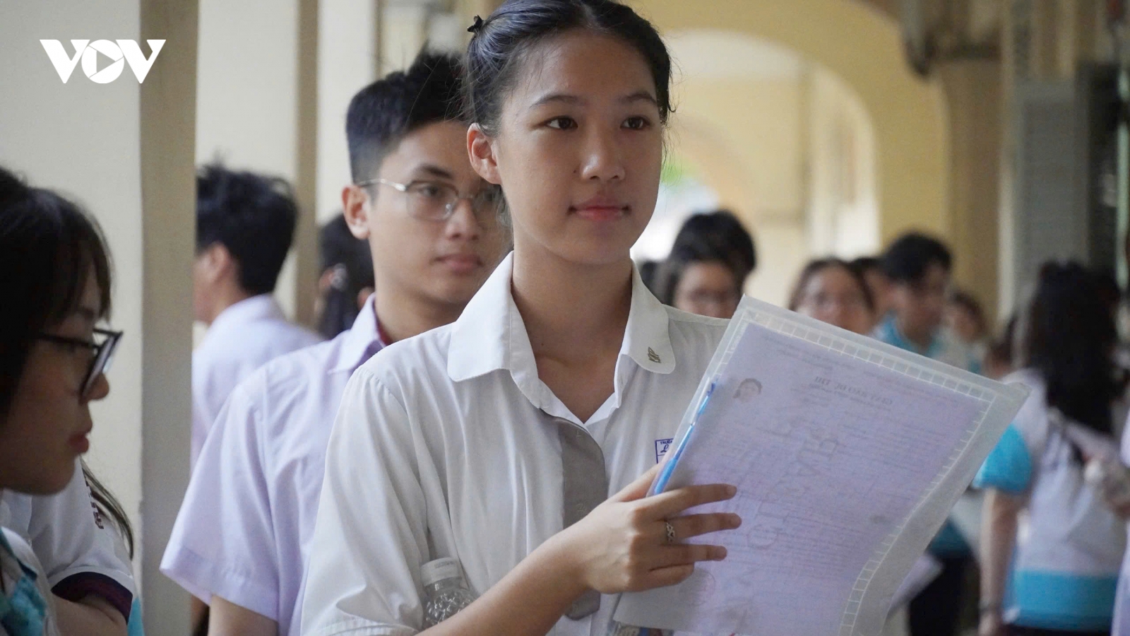 Thí sinh TP.HCM đến trường thi từ sớm, sẵn sàng cho môn Ngữ văn tốt nghiệp THPT