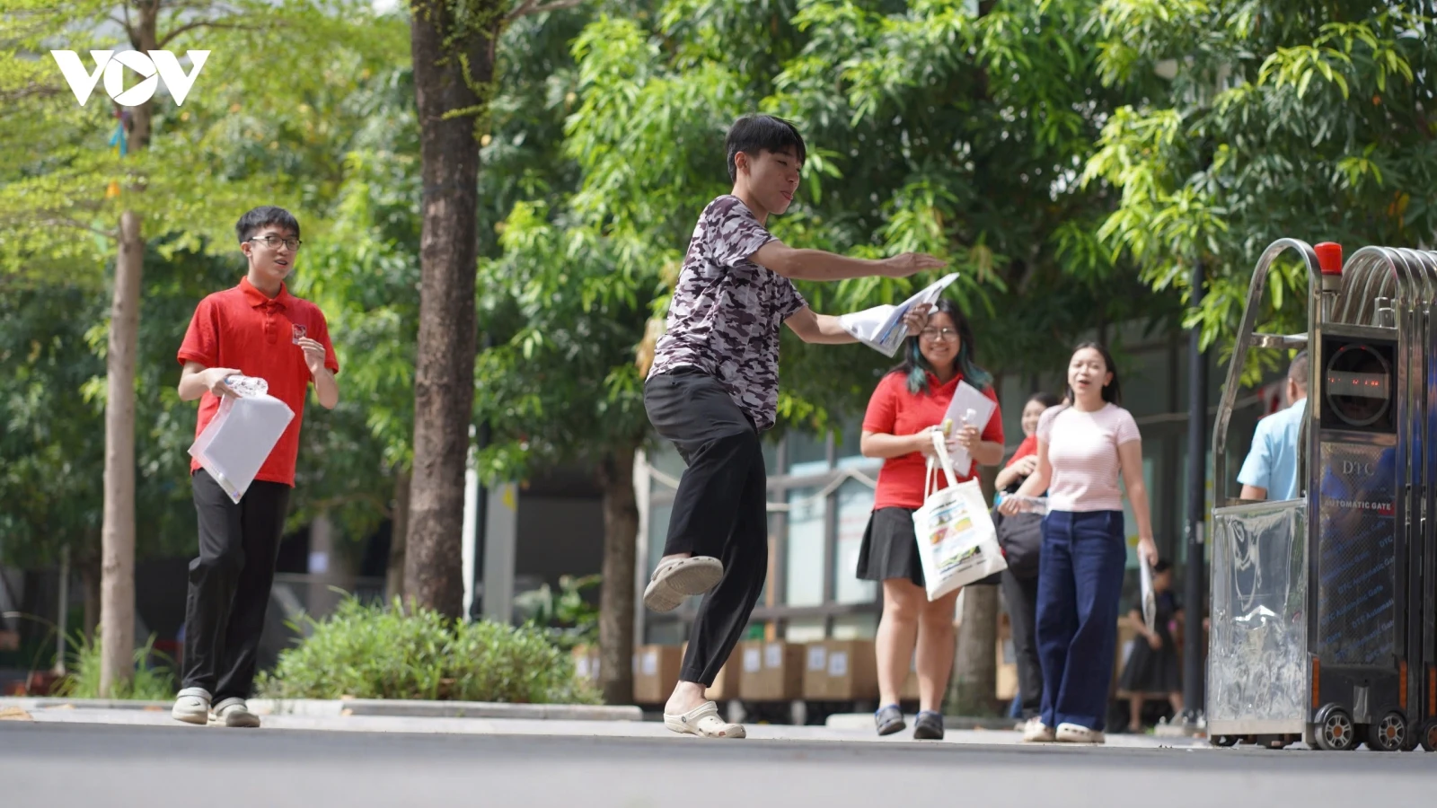 Buồn, vui lẫn lộn và những kế hoạch trong ngày cuối của kỳ thi tốt nghiệp THPT