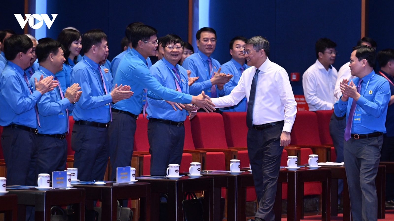Thủ tướng Lê Minh Hưng trao đổi, thảo luận với đại biểu dự Đại hội Công đoàn