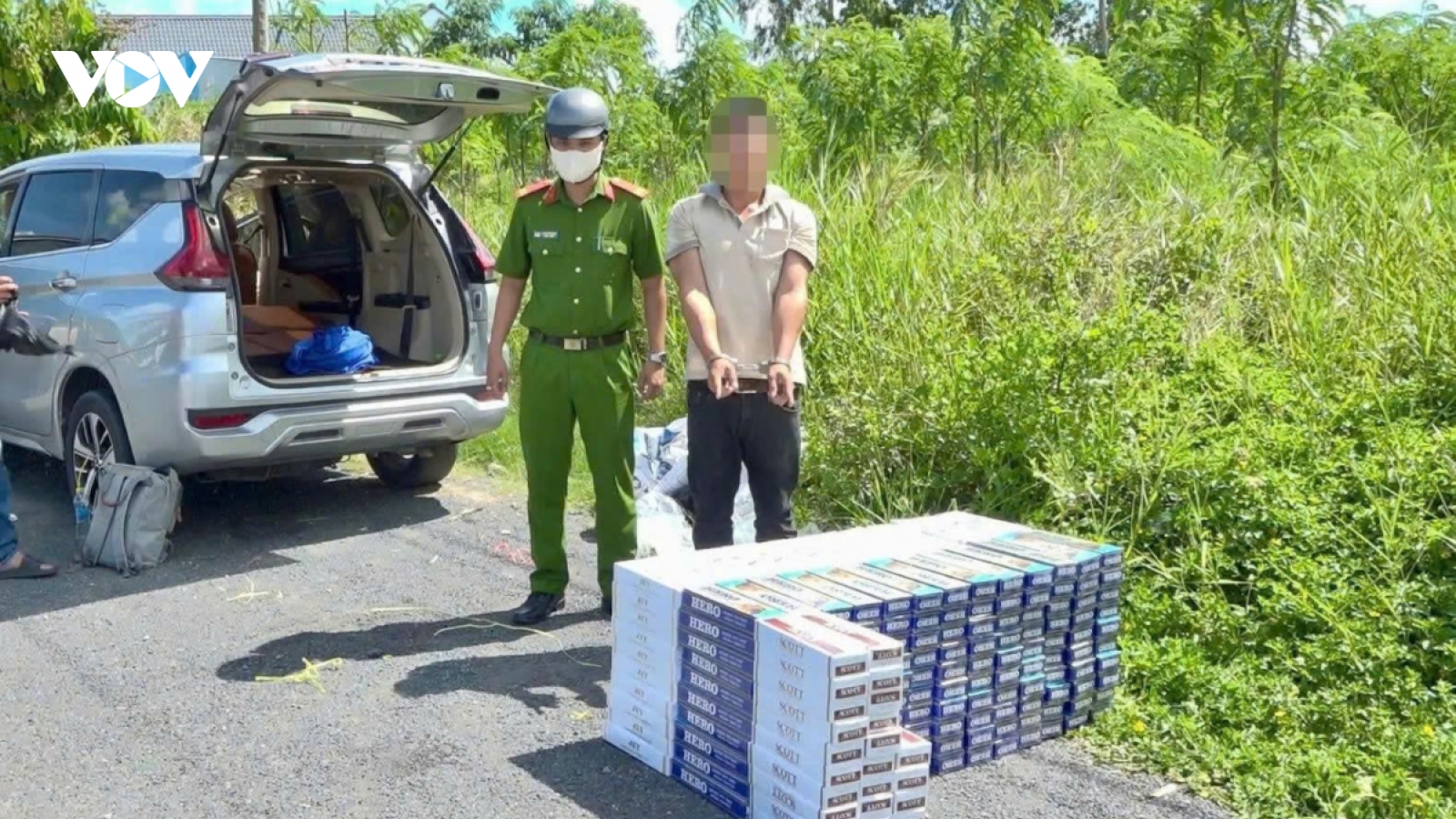Cần Thơ: Bắt quả tang đối tượng chở thuê gần 3.000 bao thuốc lá lậu bằng xe ô tô