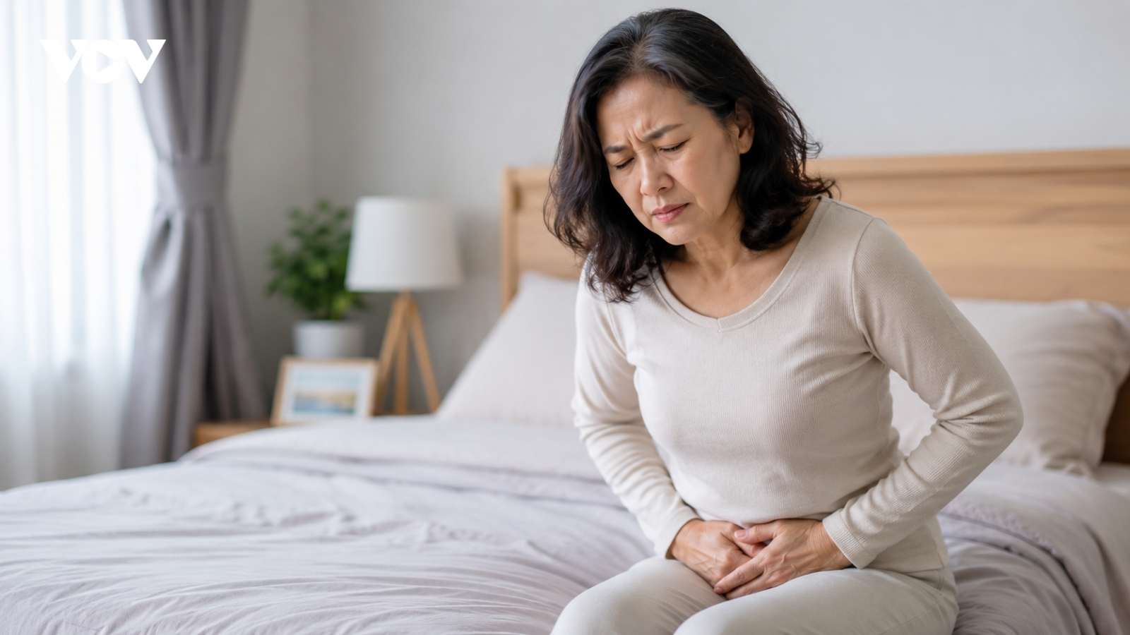 Ngứa rát, đau khi quan hệ ở tuổi mãn kinh: Vì sao viêm phụ khoa dễ tái phát?
