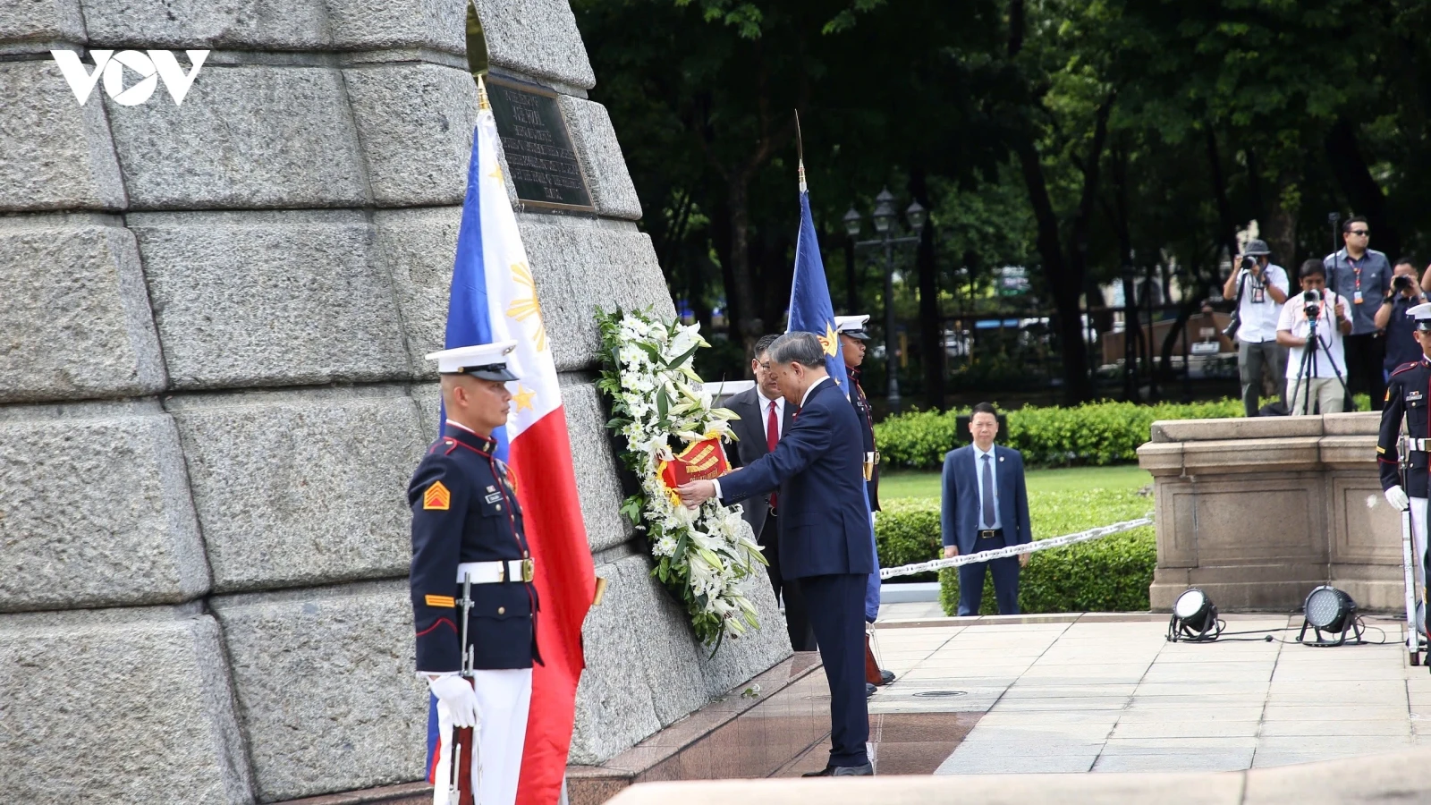 Tổng Bí thư, Chủ tịch nước dâng hoa tại Đài tưởng niệm anh hùng dân tộc Jose Rizal