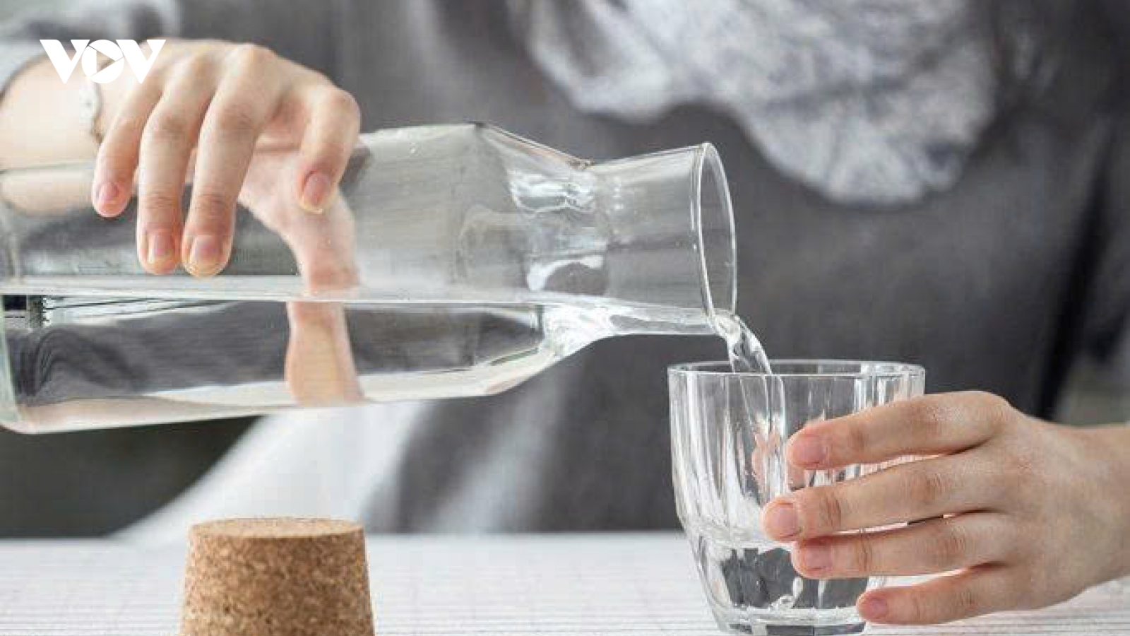Sai lầm khi uống nước mà hàng triệu người mắc phải, gây áp lực lên thận