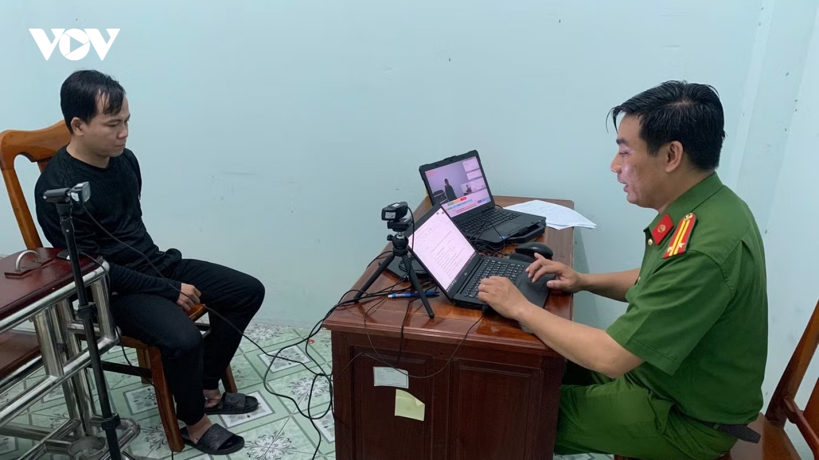 Vào nhà xe bệnh viện trộm vàng, đô la trong cốp xe máy
