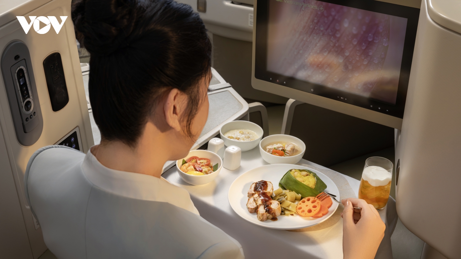 Mùa sen trên những chuyến bay của Vietnam Airlines