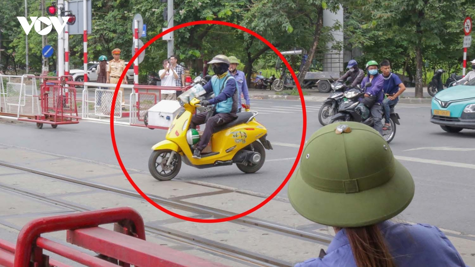Hà Nội xử lý gần 200 trường hợp cố tình băng qua đường sắt