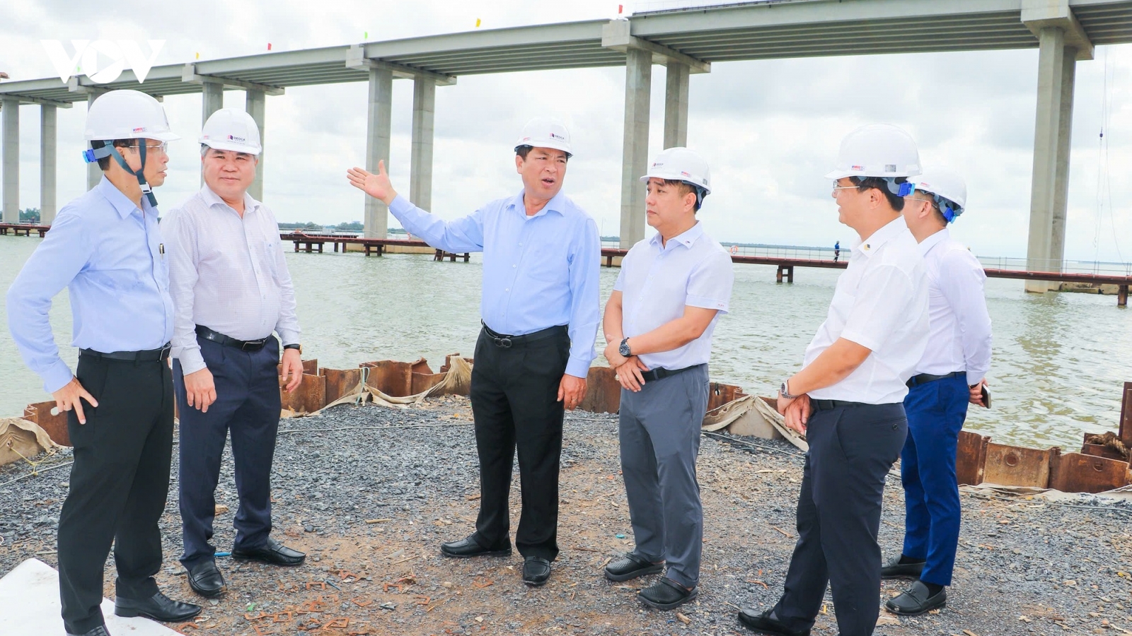 Đừng “đứng núi này trông núi nọ”: Đổi việc liên tục, người lao động được- mất gì?
