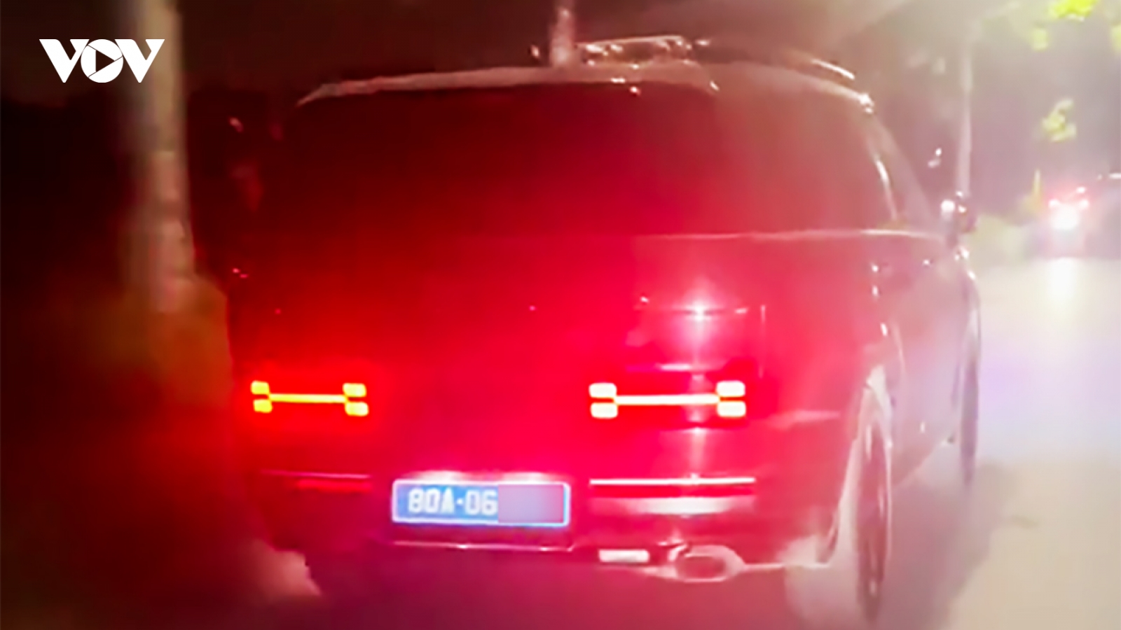 Va chạm khiến người phụ nữ nhập viện, tài xế xe biển xanh hú còi rời hiện trường