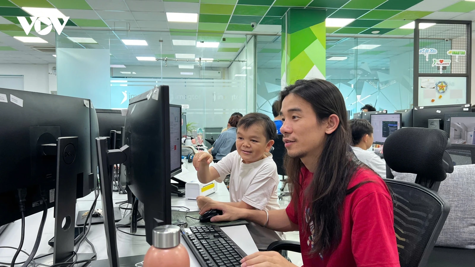 Chàng trai tí hon người Mông và giấc mơ vượt qua đỉnh núi