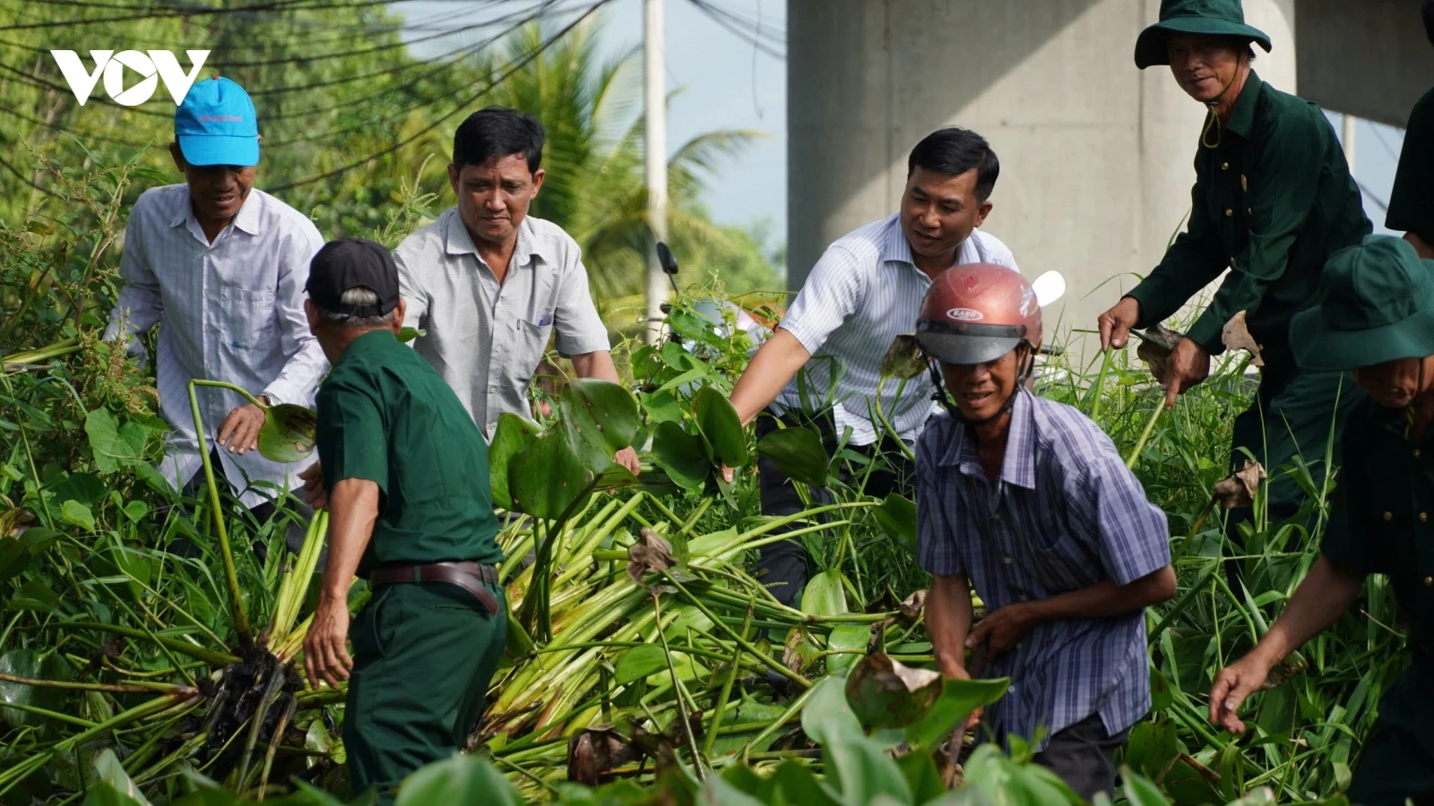 Ra quân hưởng ứng phong trào bảo vệ môi trường ở Cần Thơ