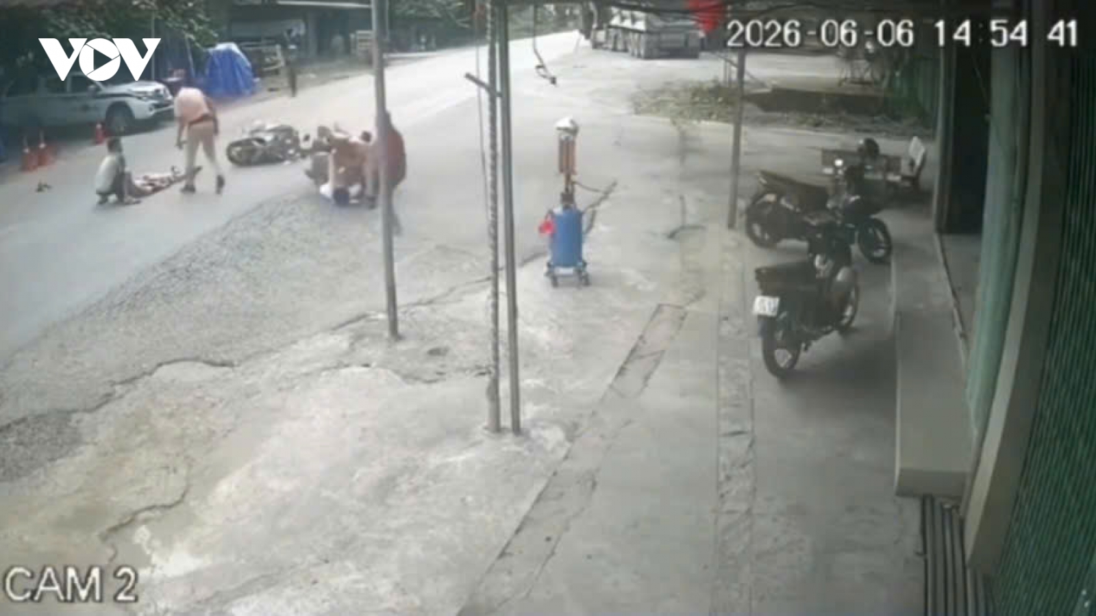 Hai đối tượng đi xe máy tông vào cảnh sát giao thông đang làm nhiệm vụ