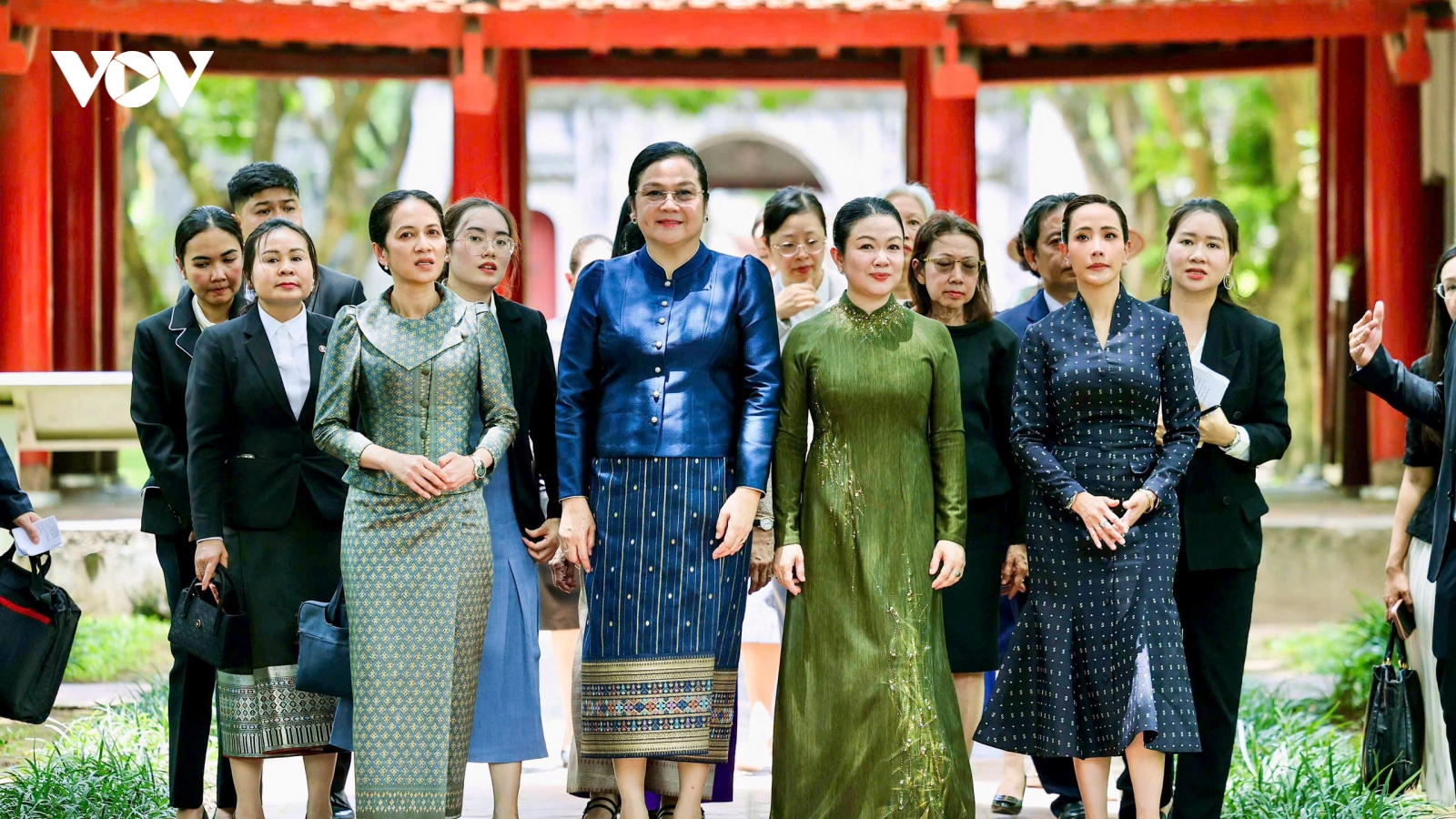 Phu nhân Thủ tướng Lê Minh Hưng cùng các Phu nhân nước bạn tham quan Văn Miếu