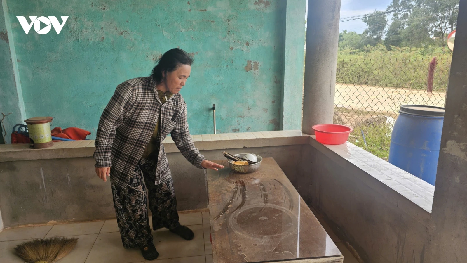 Khốn khổ vì xe chở đất bủa vây khu dân cư
