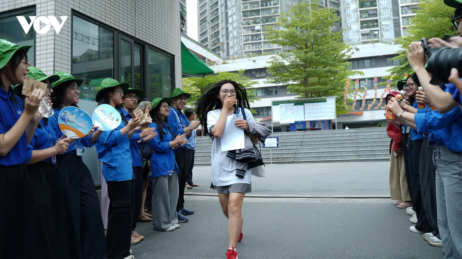Sĩ tử Hà Nội hào hứng phát huy khả năng sáng tạo thay vì học thuộc lòng với đề thi Ngữ văn