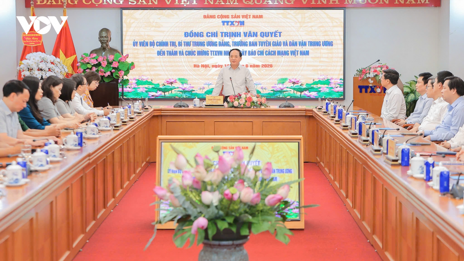 Đồng chí Trịnh Văn Quyết thăm và chúc mừng TTXVN và nhà báo lão thành Hà Đăng
