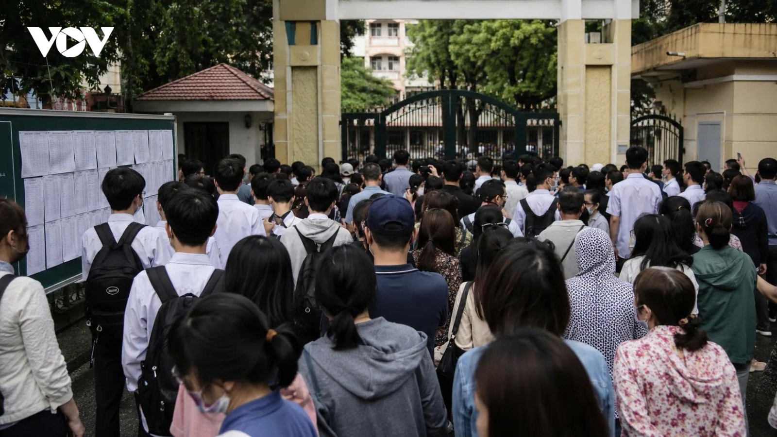 Thiếu trường THPT công lập: Ai gỡ áp lực cho học sinh thi vào lớp 10?