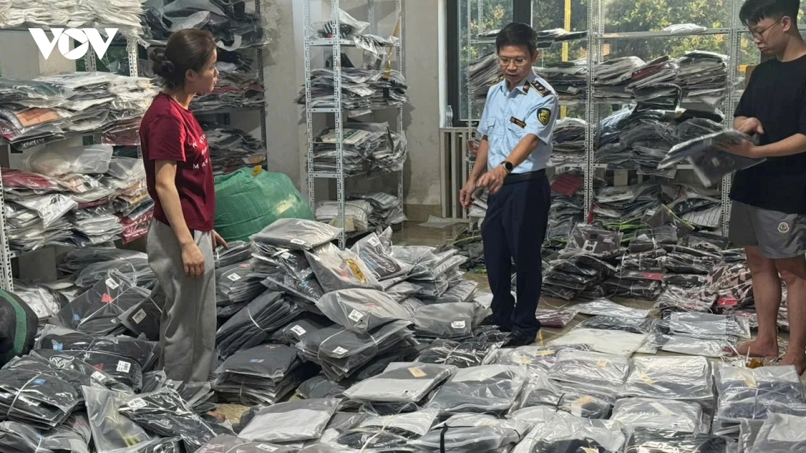 Hàng giả, hàng nhái vào Việt Nam bằng cách nào?