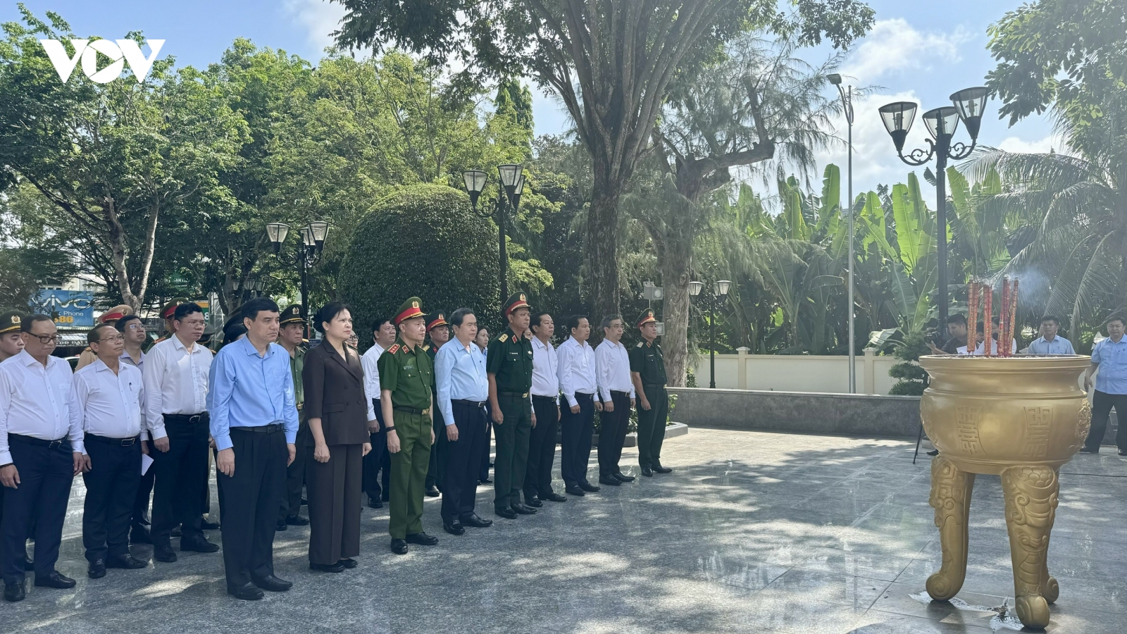 Chủ tịch Quốc hội dâng hương tưởng niệm Anh hùng liệt sĩ Võ Thị Sáu