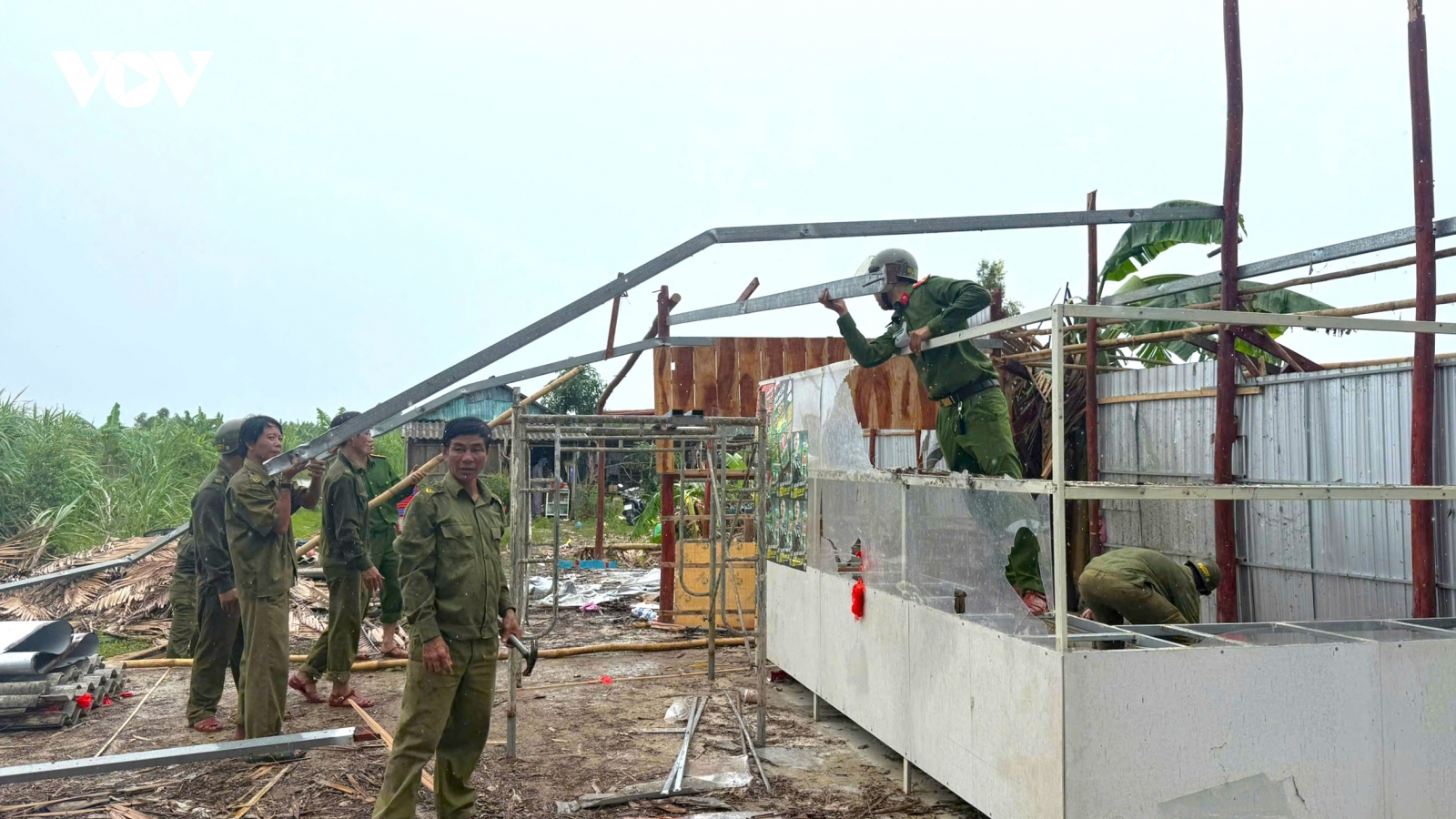 Mưa lốc bất ngờ, gây thiệt hại 27 nhà dân tại Cà Mau