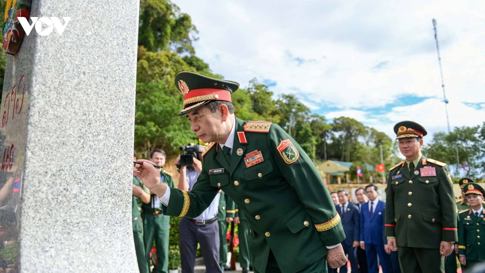 Bộ trưởng Quốc phòng hai nước Việt Nam-Lào tô son cột mốc biên giới