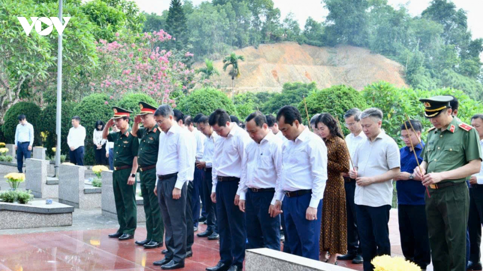 Thủ tướng dâng hương tưởng niệm các Anh hùng liệt sỹ tại Lào Cai