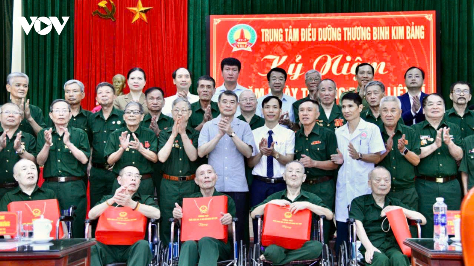 Thủ tướng thăm và tặng quà các thương bệnh binh ở Kim Bảng, Ninh Bình