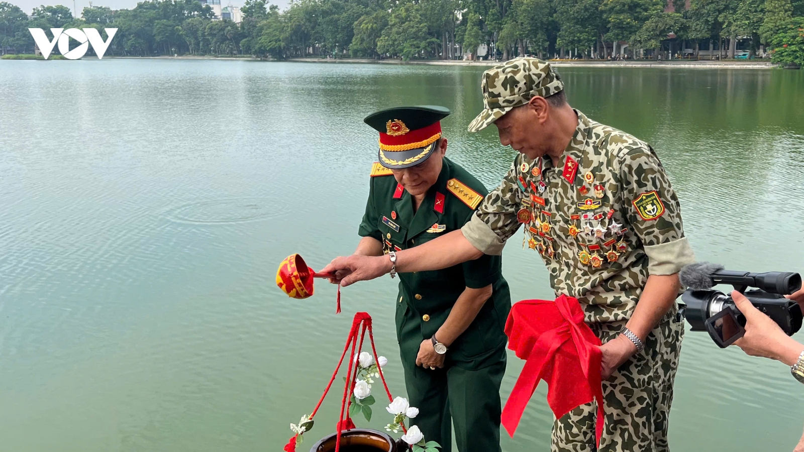 Lễ lấy nước Hồ Gươm tri ân các anh hùng liệt sĩ trên sông Thạch Hãn, Quảng Trị