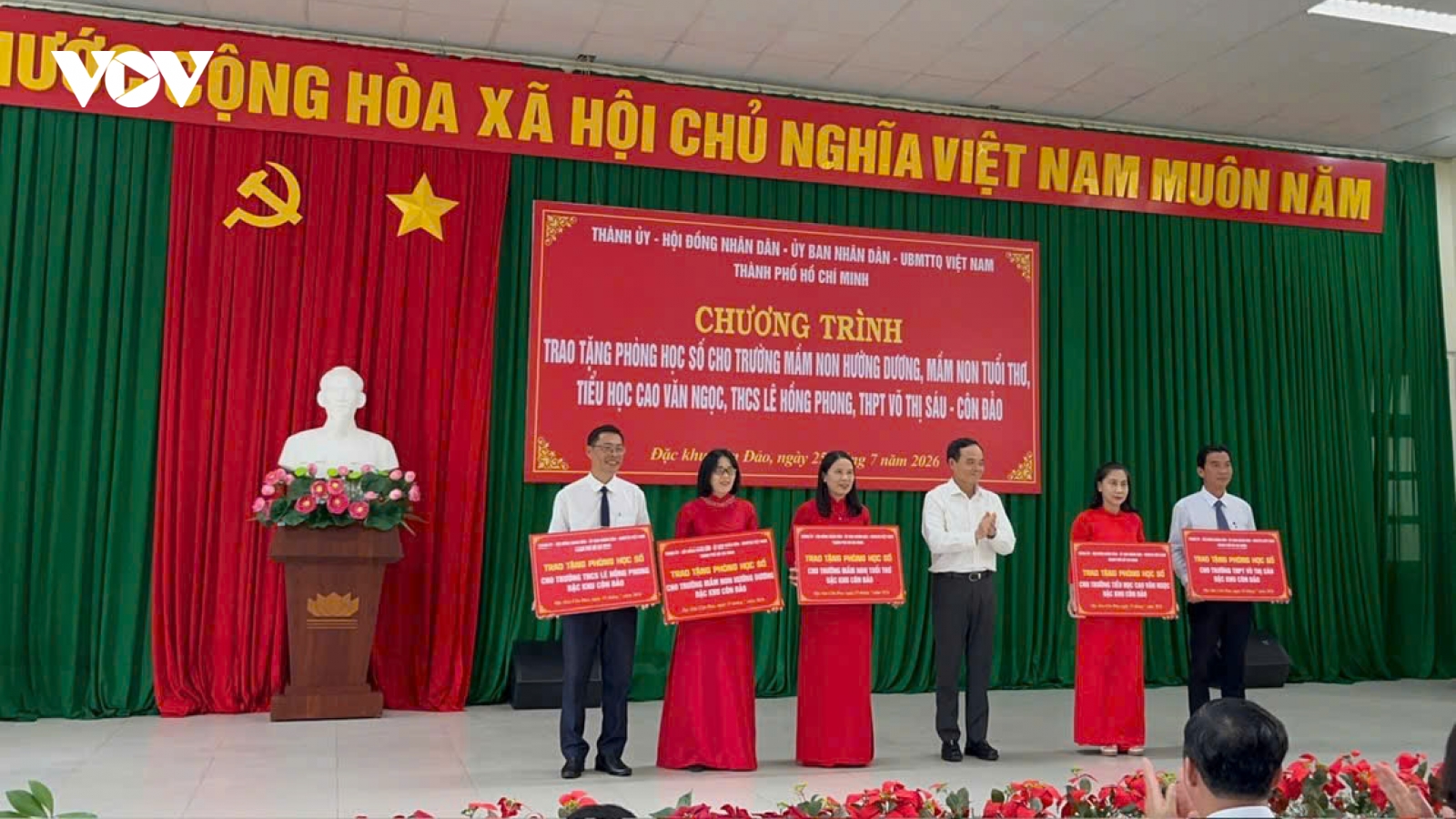 VNPT đồng hành trao tặng Phòng học số, lan tỏa chuyển đổi số giáo dục đến Côn Đảo