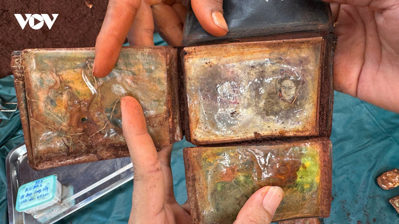 Phát hiện 26 hài cốt liệt sĩ cùng di ảnh quý giá dưới lòng đất Đồng Nai
